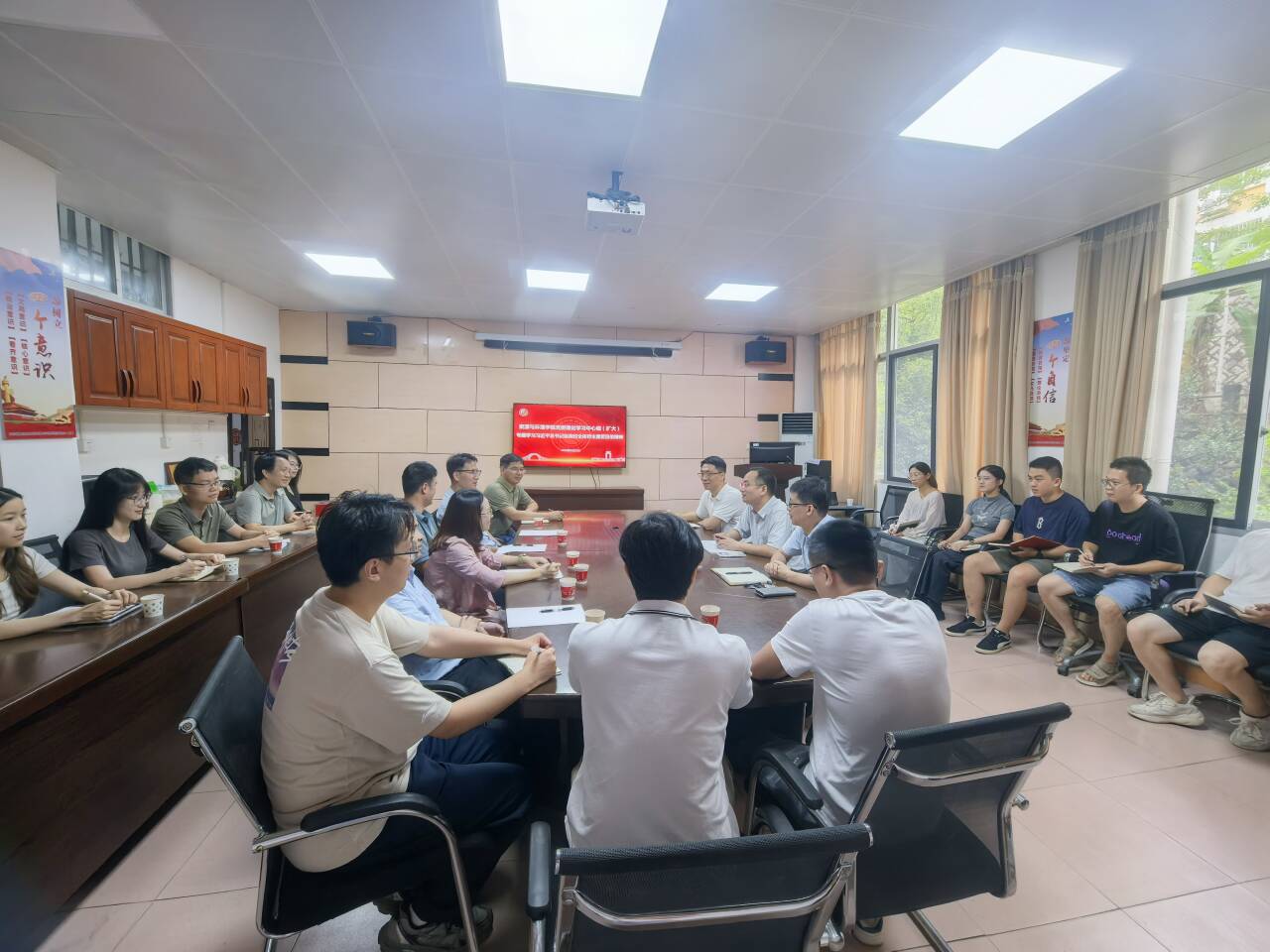 学院理论学习中心组（扩大）会.jpg