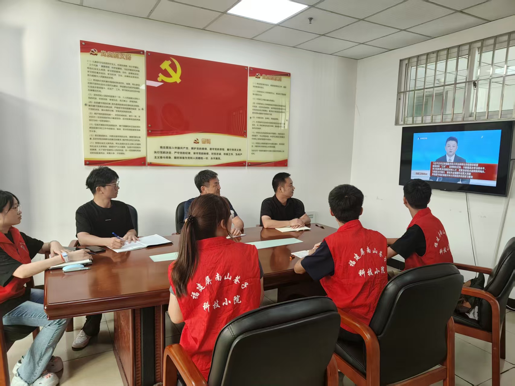 科技小院师生观看东南卫视报道_看图王.jpg 科技小院师生观看东南卫视报道_看图王.jpg